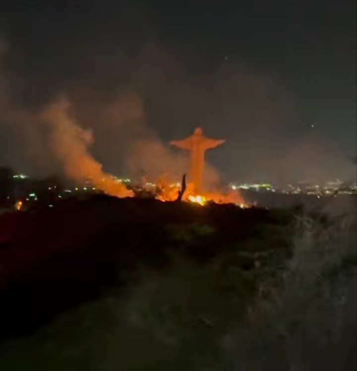 Corpo de Bombeiros combate incêndio no Cristo Redentor